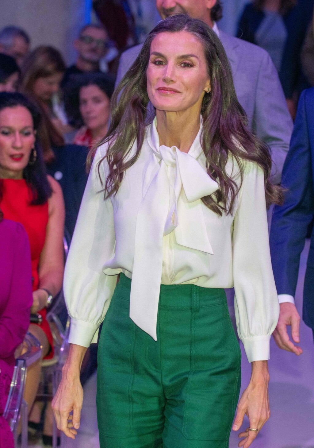 Kraljica Letizia u bijeloj bluzi i zelenim hlačama