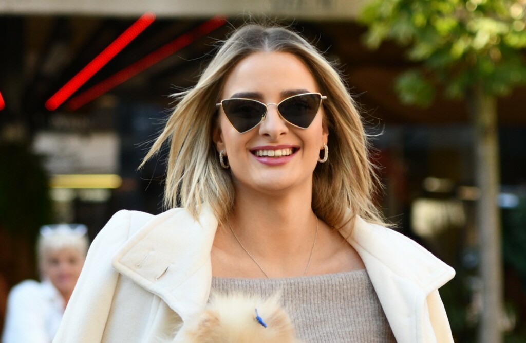 Streety style izdanje u pletenoj haljini i zelenim čizmama