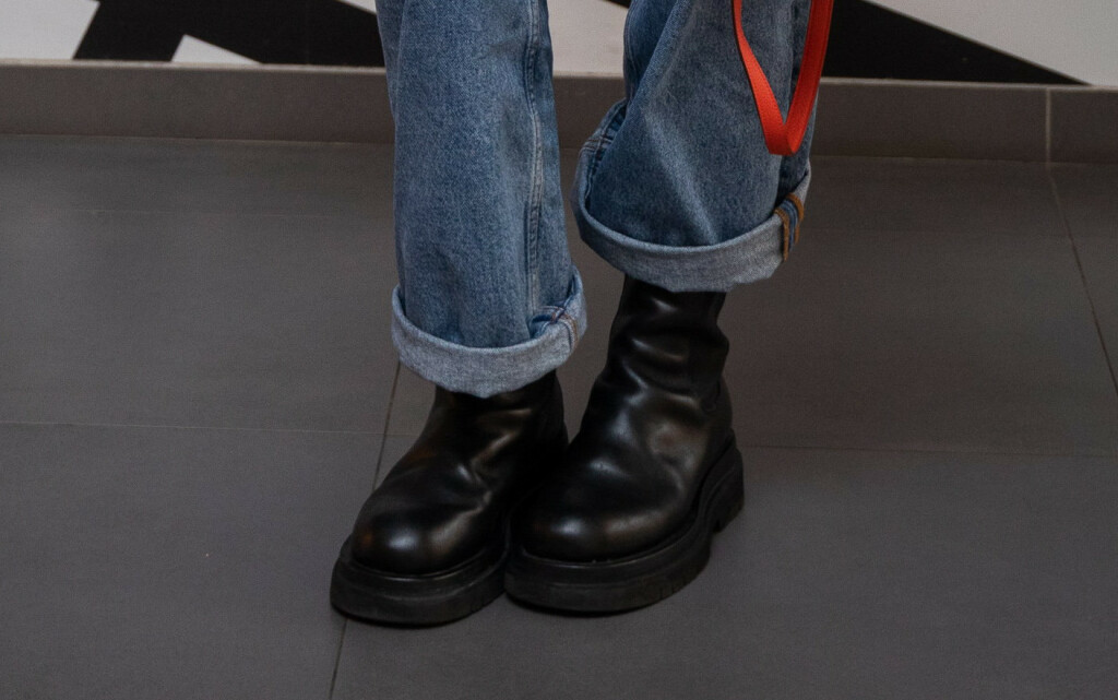 Branka Krstulović nosi crne čizme s debljim ravnim potplatom