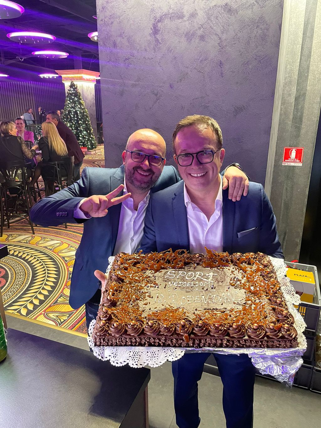 Ante Breko, urednik i voditelj Sporta nedjeljom, s rođendanskom tortom