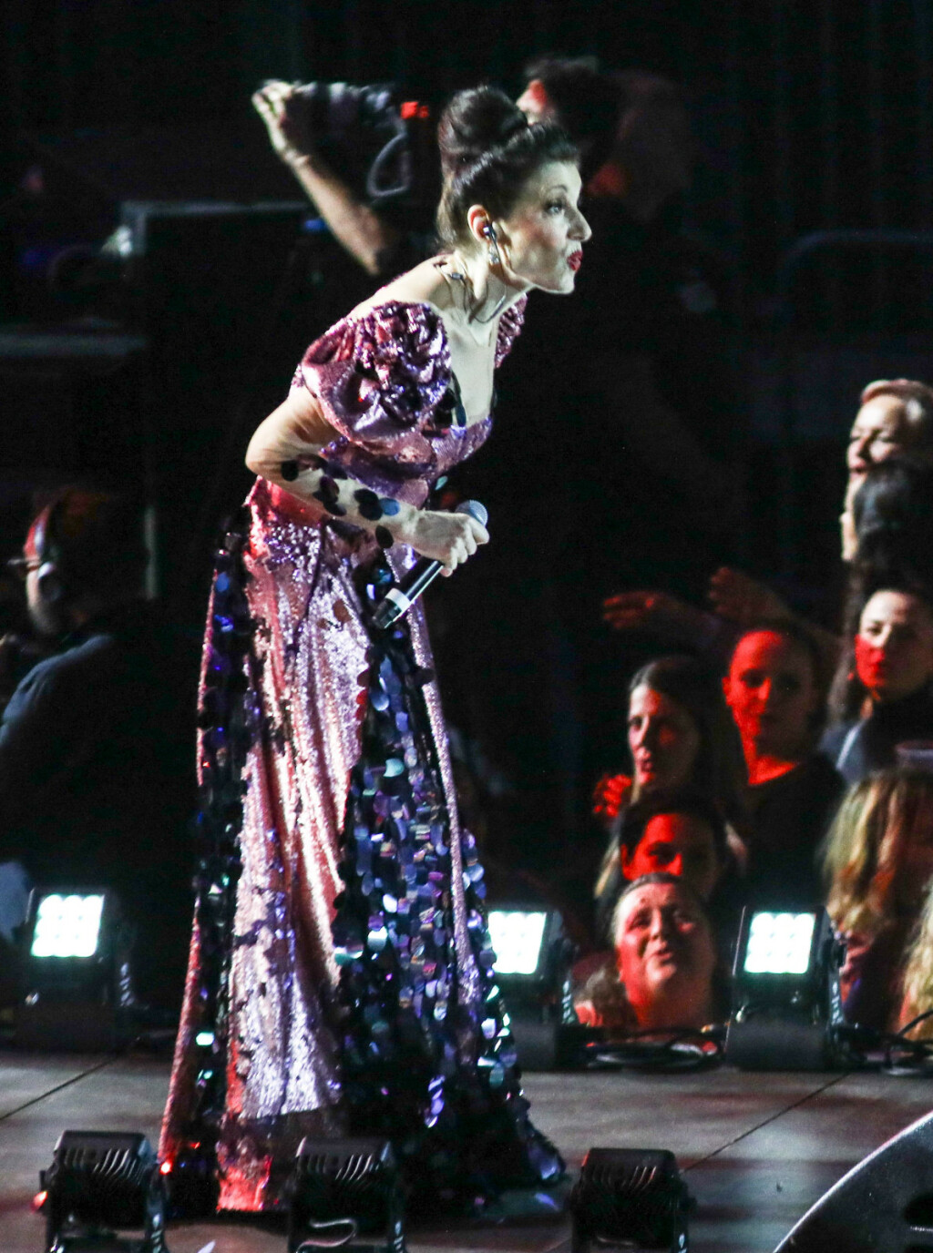 Doris Dragović u glamuroznoj ružičastoj haljini metalik sjaja