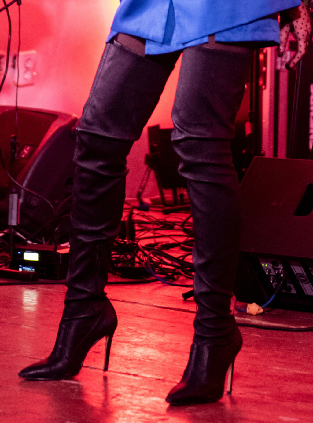 Pjevačica Domenica Žuvela u čizmama do bedara