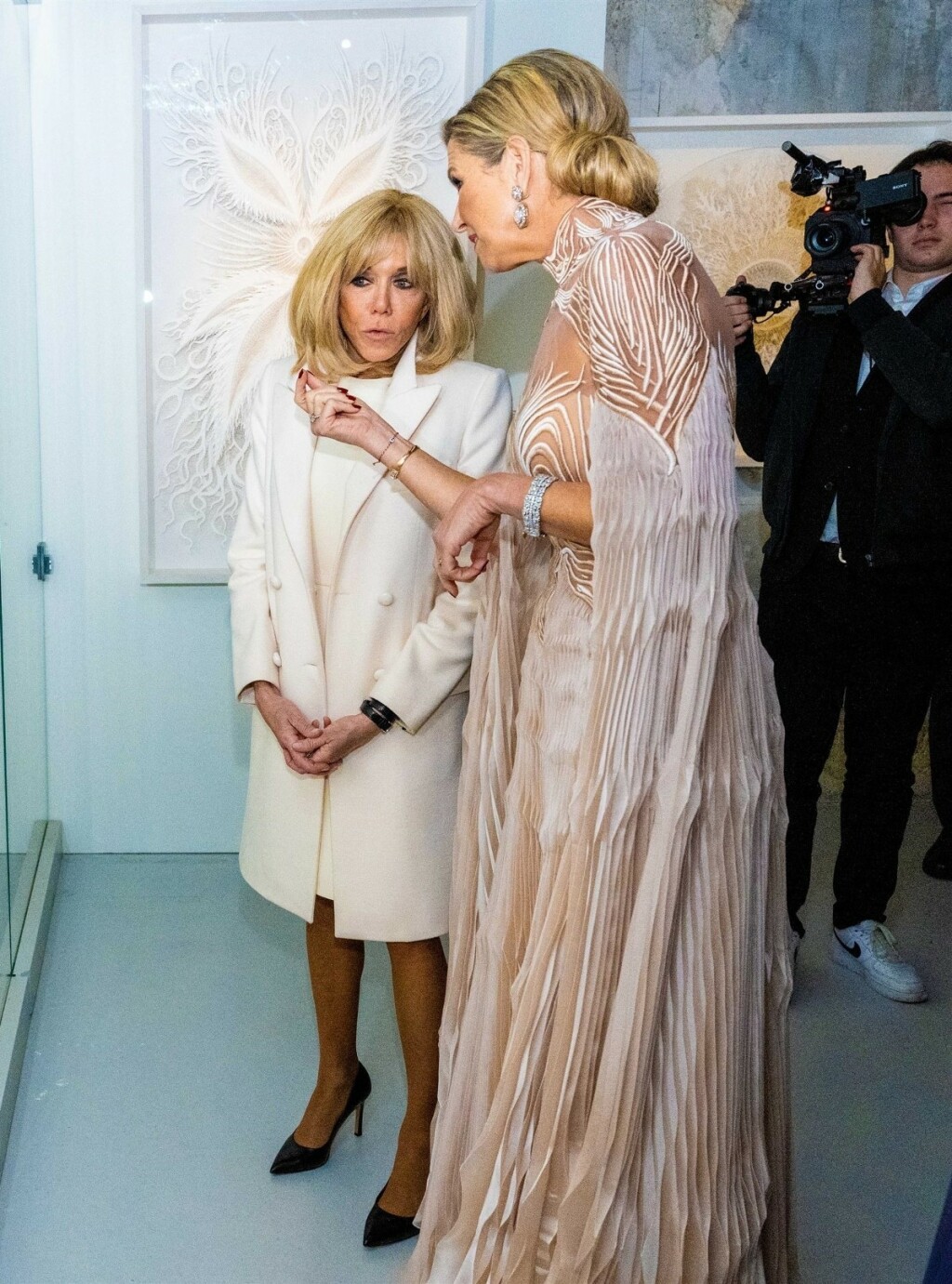 Kraljica Maxima i Brigitte Macron na otvaranju izložbe