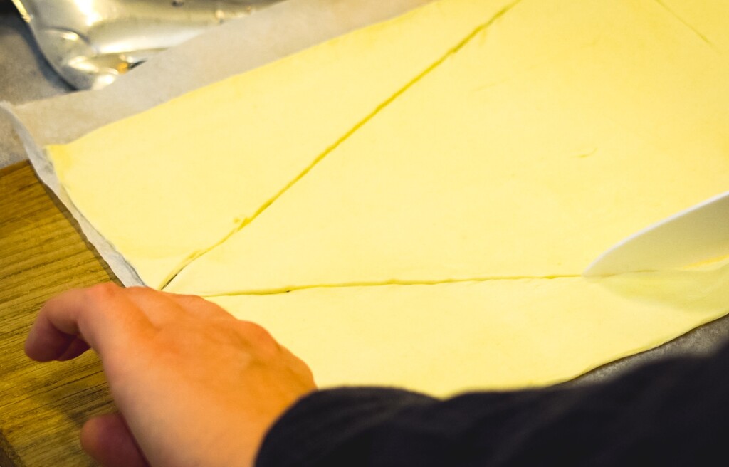 Razvucite lisnato tijesto, stavite ga na papir za pečenje pa ga izrežite u obliku bora