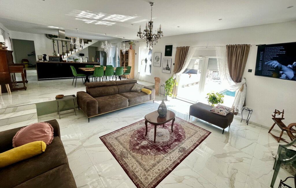 Raskošno uređena kuća u Zagvozdu odvjetnice Andree Cvitanović Vrzić - 21