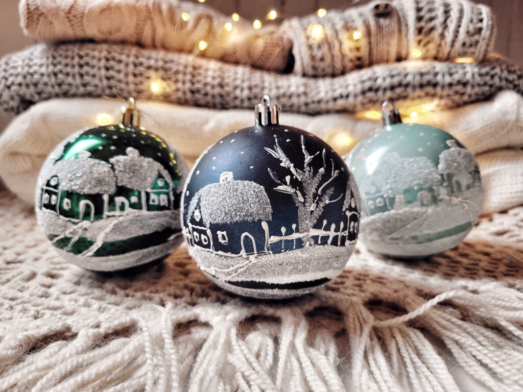 Ručno oslikane kuglice za bor koje izrađuje Mira Tribuson iz Križevaca