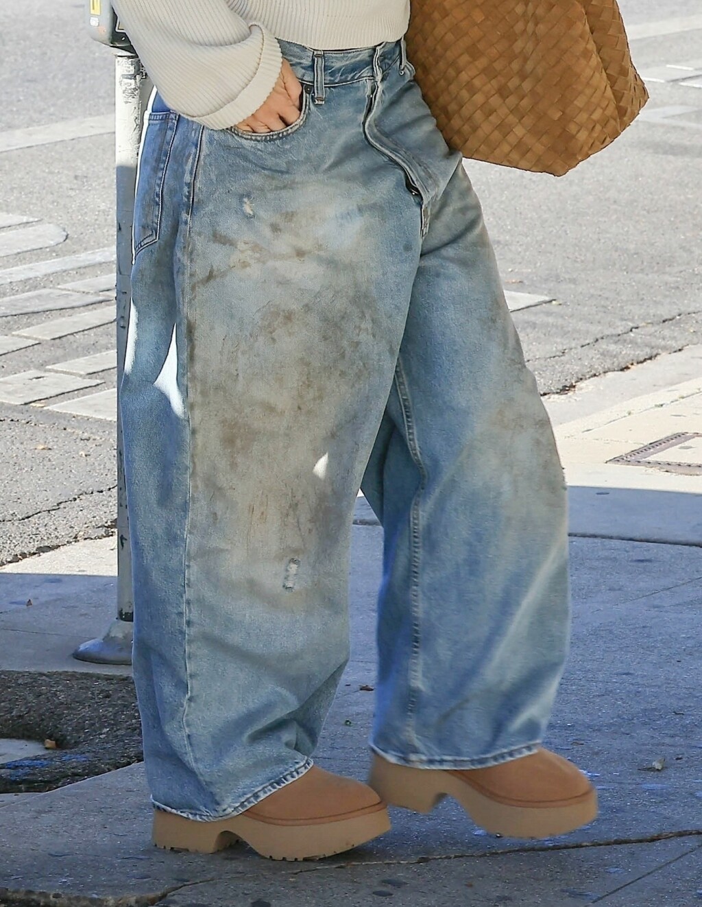 Jennifer Lopez u kontroverznim trapericama brenda Acne Studios