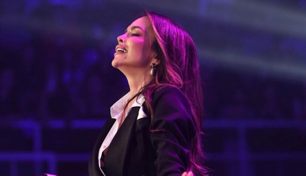 Severina u crnom odijelu