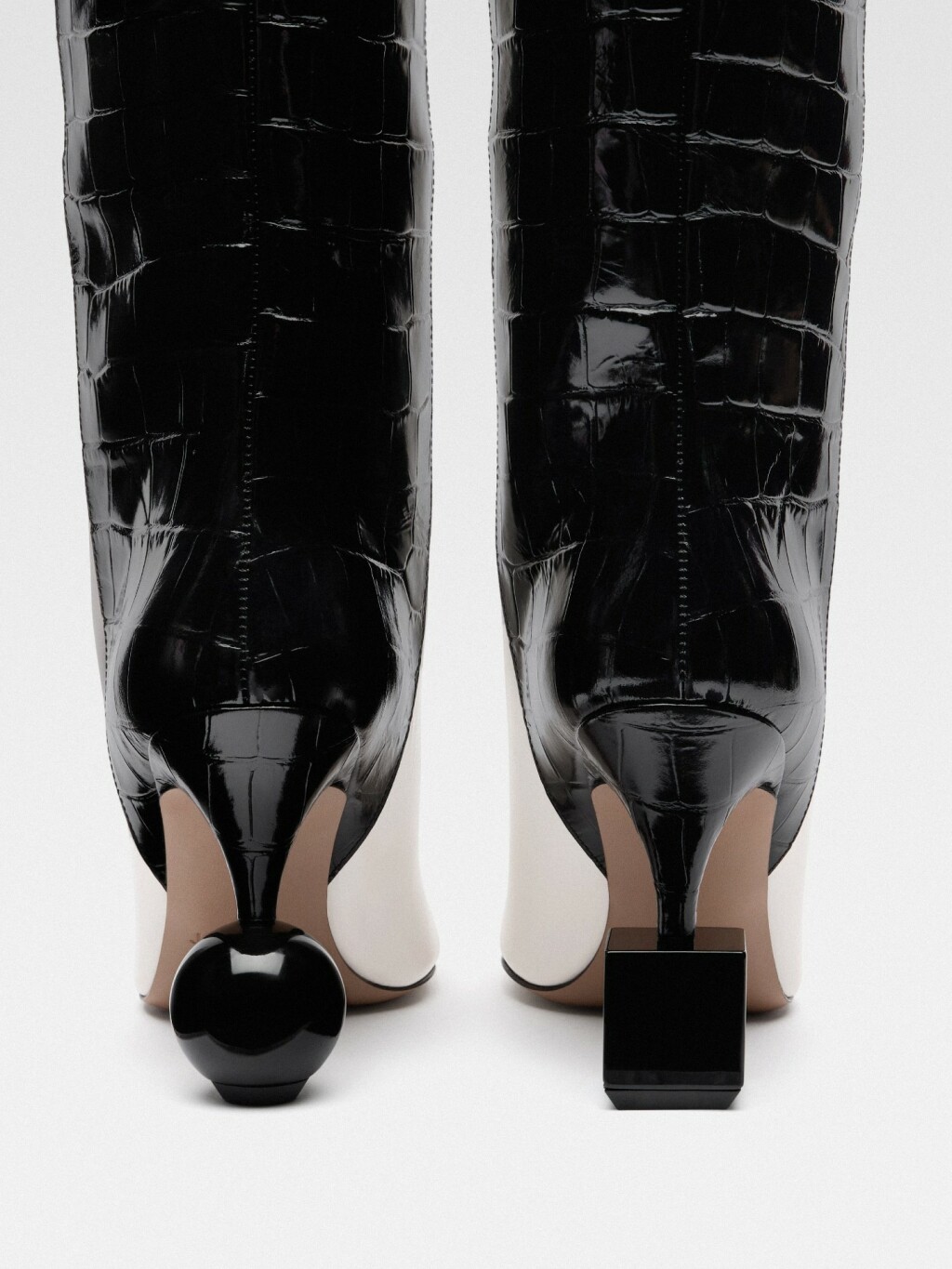 Čizme Bisou brenda Jacquemus imaju potpeticu geometrijska oblika