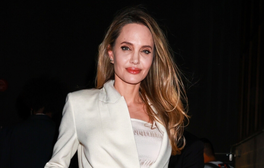 Angelina Jolie u bijelom odijelu i platformama brenda Aquazzura - 4