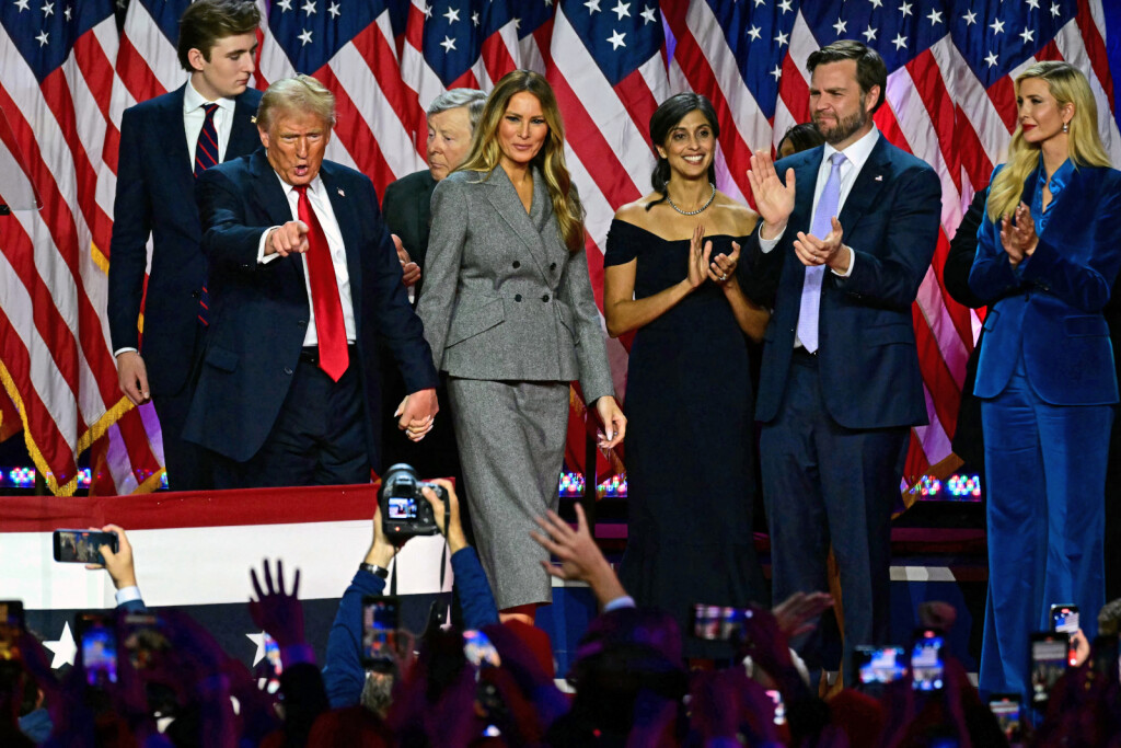 Sofisticirano izdanje Melanije Trump u sivom kostimu