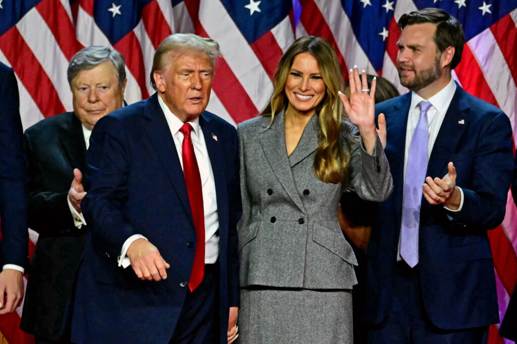 Melania Trump u sivom kostimu i crnim štiklama - 4