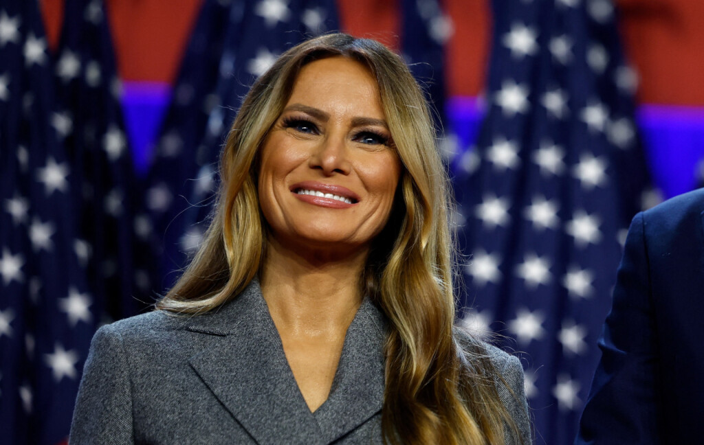 Melania Trump u sivom kostimu i crnim štiklama - 5