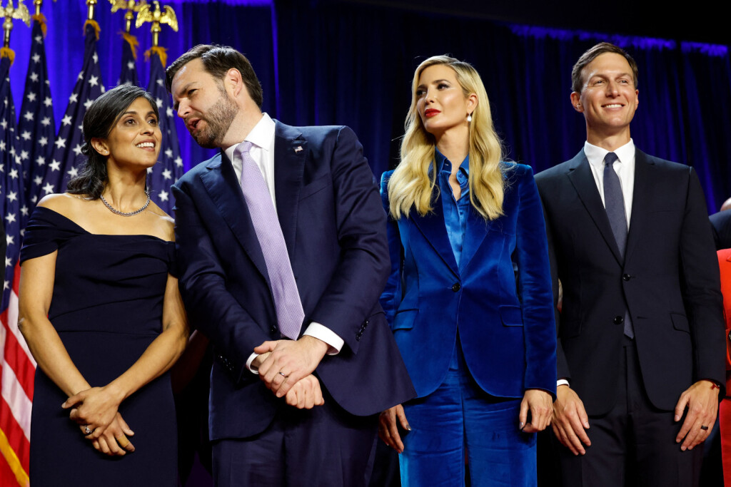 Ivanka Trump u baršunastom plavom odijelu nakon očeve pobjede na američkim predsjedničkim izborima - 7