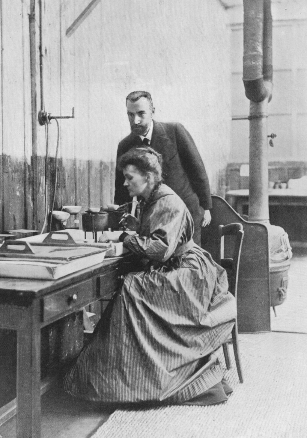 Marie Curie i suprug Pierre u laboratoriju