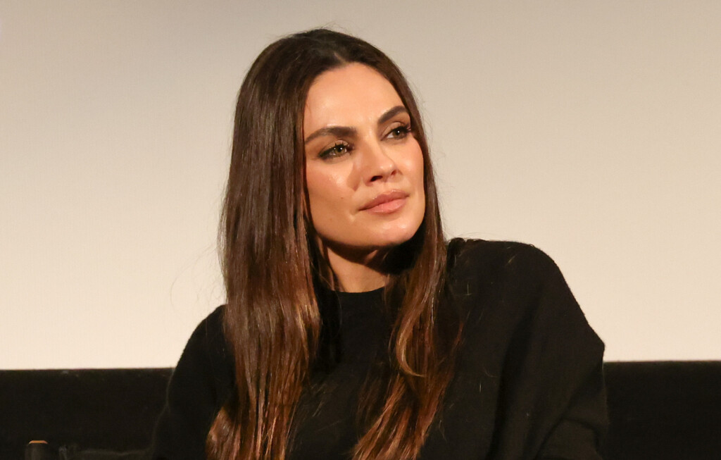 Mila Kunis u udobnim crnim gležnjačama - 3