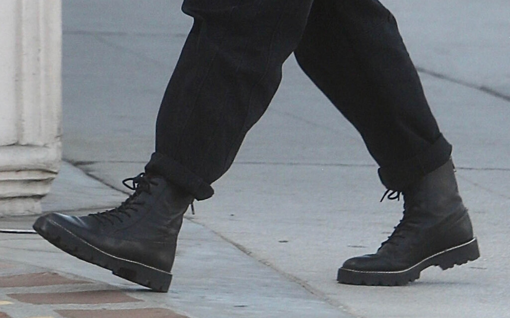 Mila Kunis u udobnim crnim gležnjačama