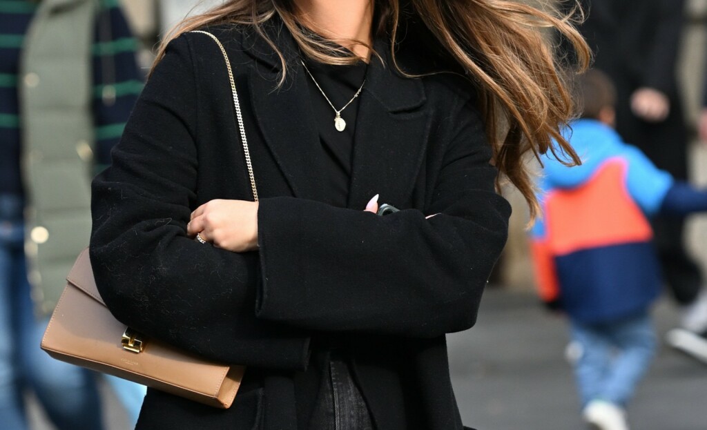 Crni kaput popularan je izbor za zimu na hrvatskim ulicama