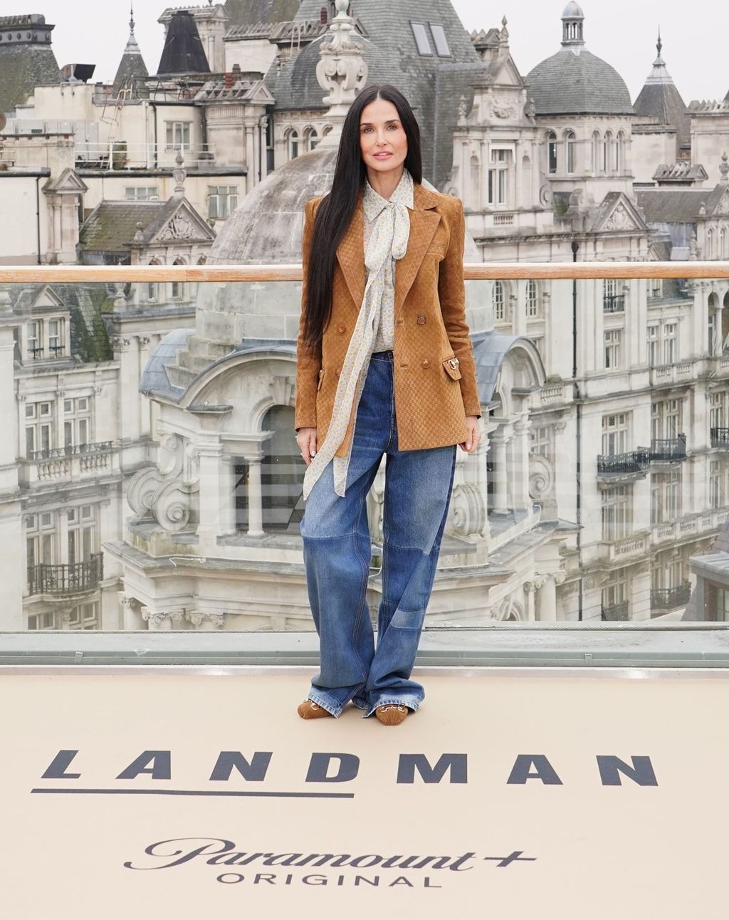 Demi Moore u Gucci trapericama, sakou i bluzi u Londonu - 3