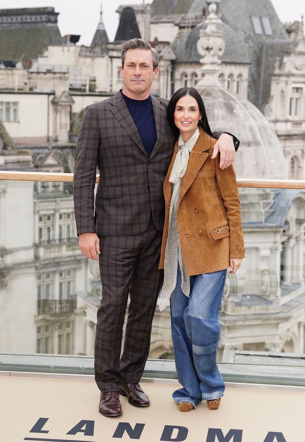 Demi Moore u Gucci trapericama, sakou i bluzi u Londonu - 4