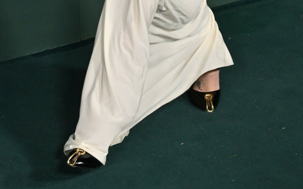 Charlize Theron nosi crne štikle sa zlatnim detaljem