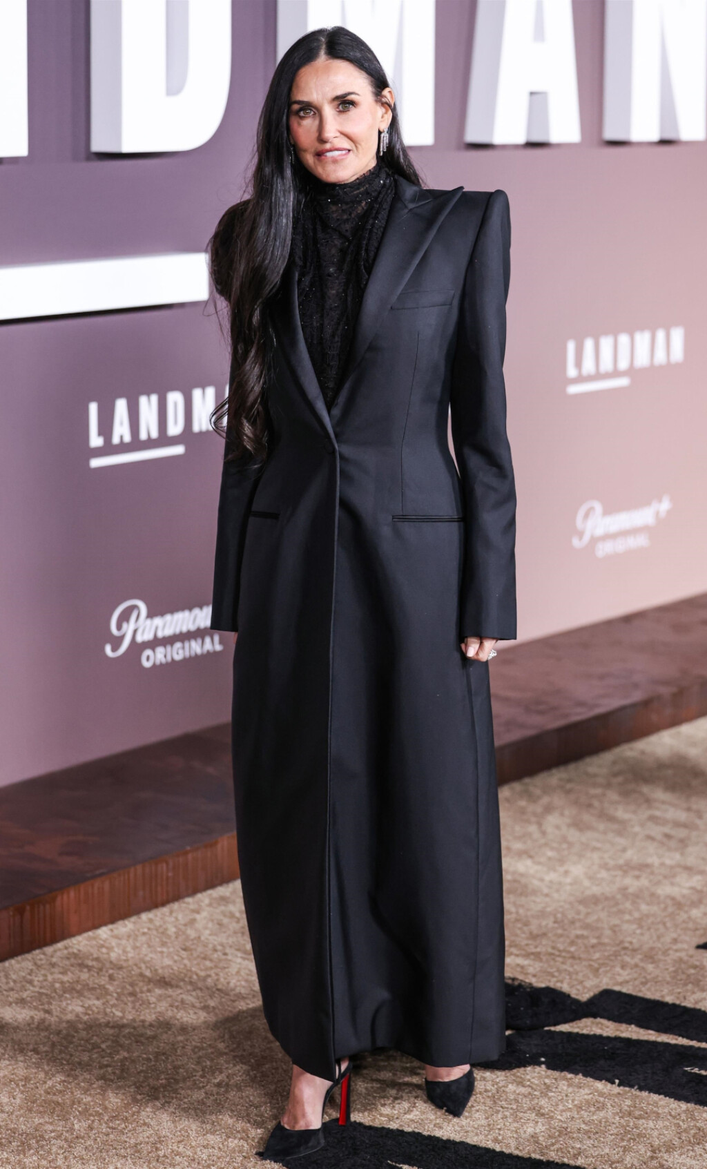 Demi Moore nosi kaput modne kuće Alexander McQueen