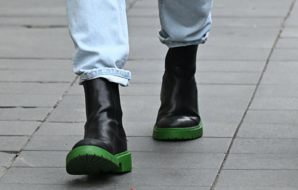 Muška ulična moda u crnim čizmama sa zelenim potplatom