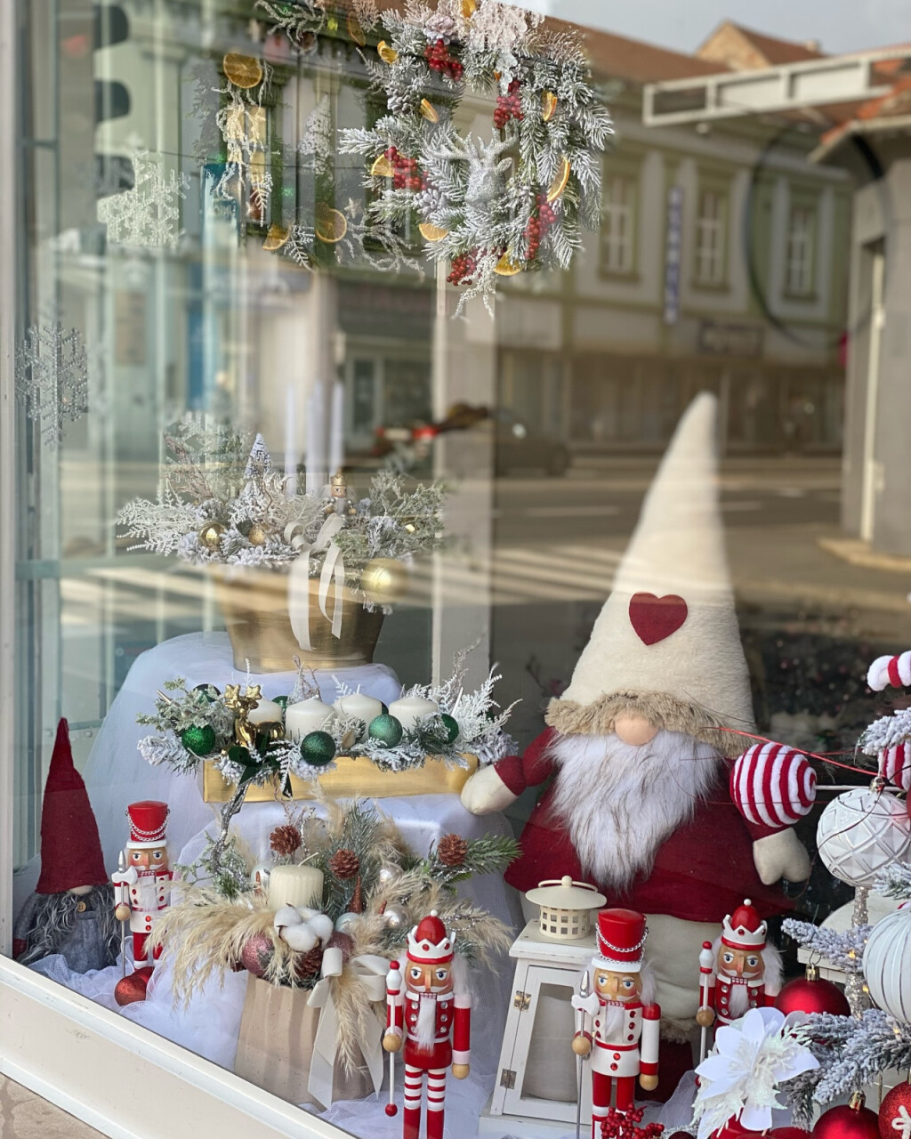 Božićni izlog cvjećarnice Lillian u Osijeku - 3