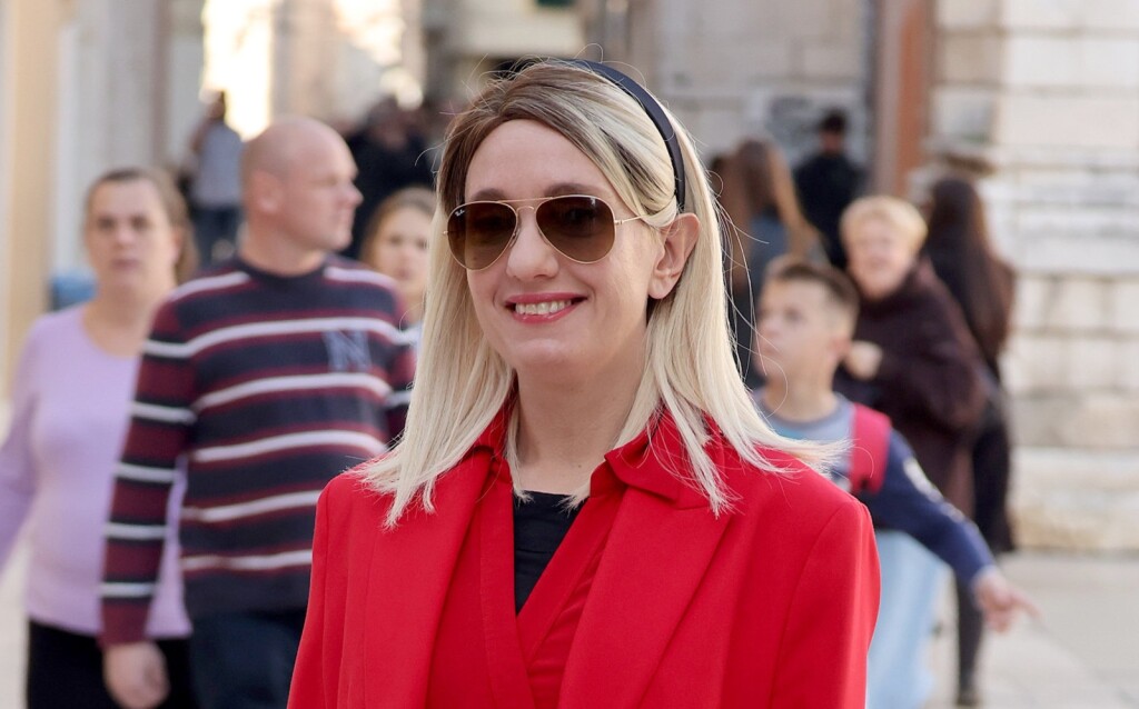 Dama sa zadarskih ulica u odličnoj crvenoj kombinaciji