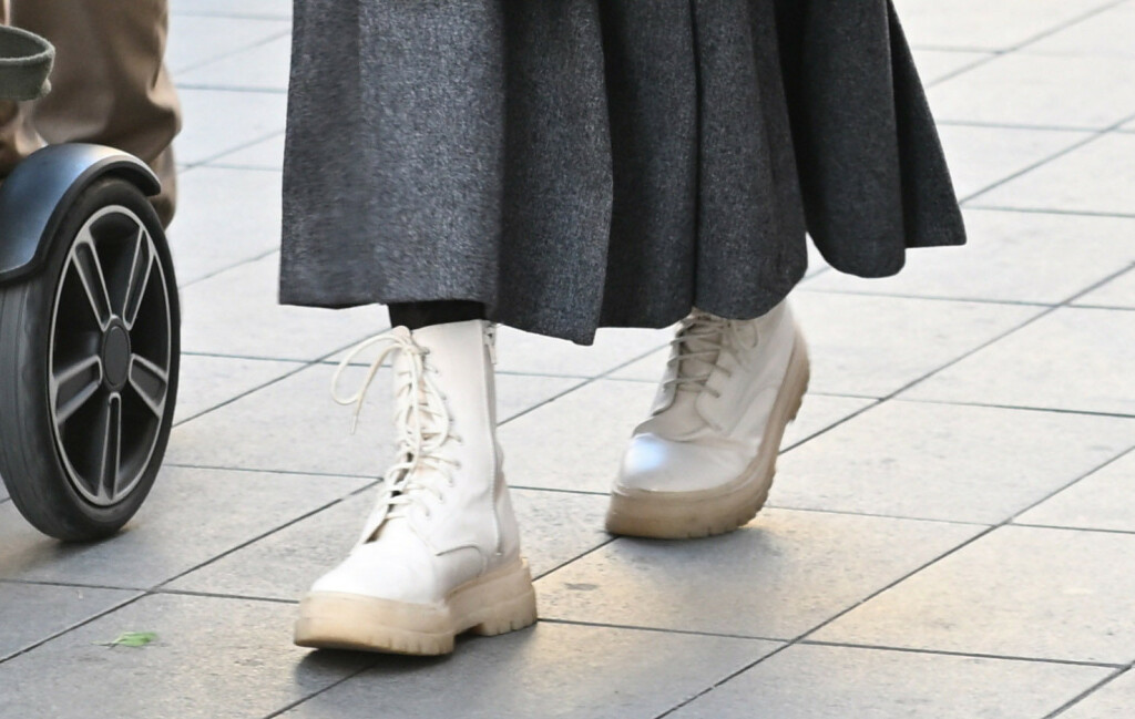 Miriam Cvek uz dugačku sivu suknju nosi bijele čizme