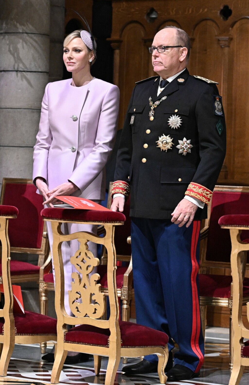 Princeza Charlene u ljubičastom odijelu