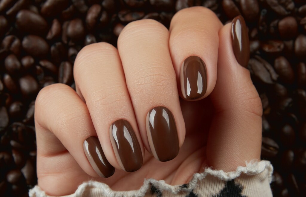 Smeđa manikura stvorena je za hladniji dio godine