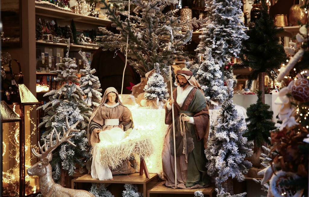 Blagdanski ugođaj u izlogu trgovine u zagrebačkoj Ilici