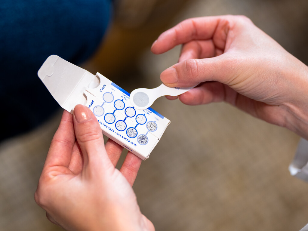 Uzima se otisak površinskih ulja s dijela T-zone i obraza pomoću skin tabova i tako potvrđuje tip kože