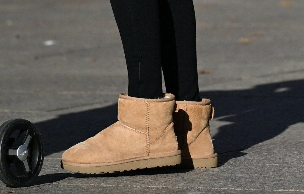 Mama iz centra Zagreba nosi čizmice marke Ugg