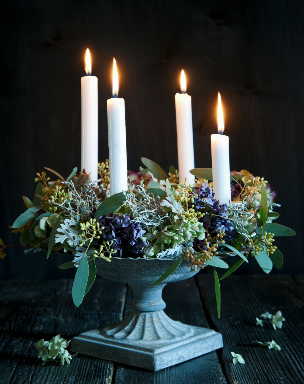 Adventski vijenci ukrašeni cvijećem