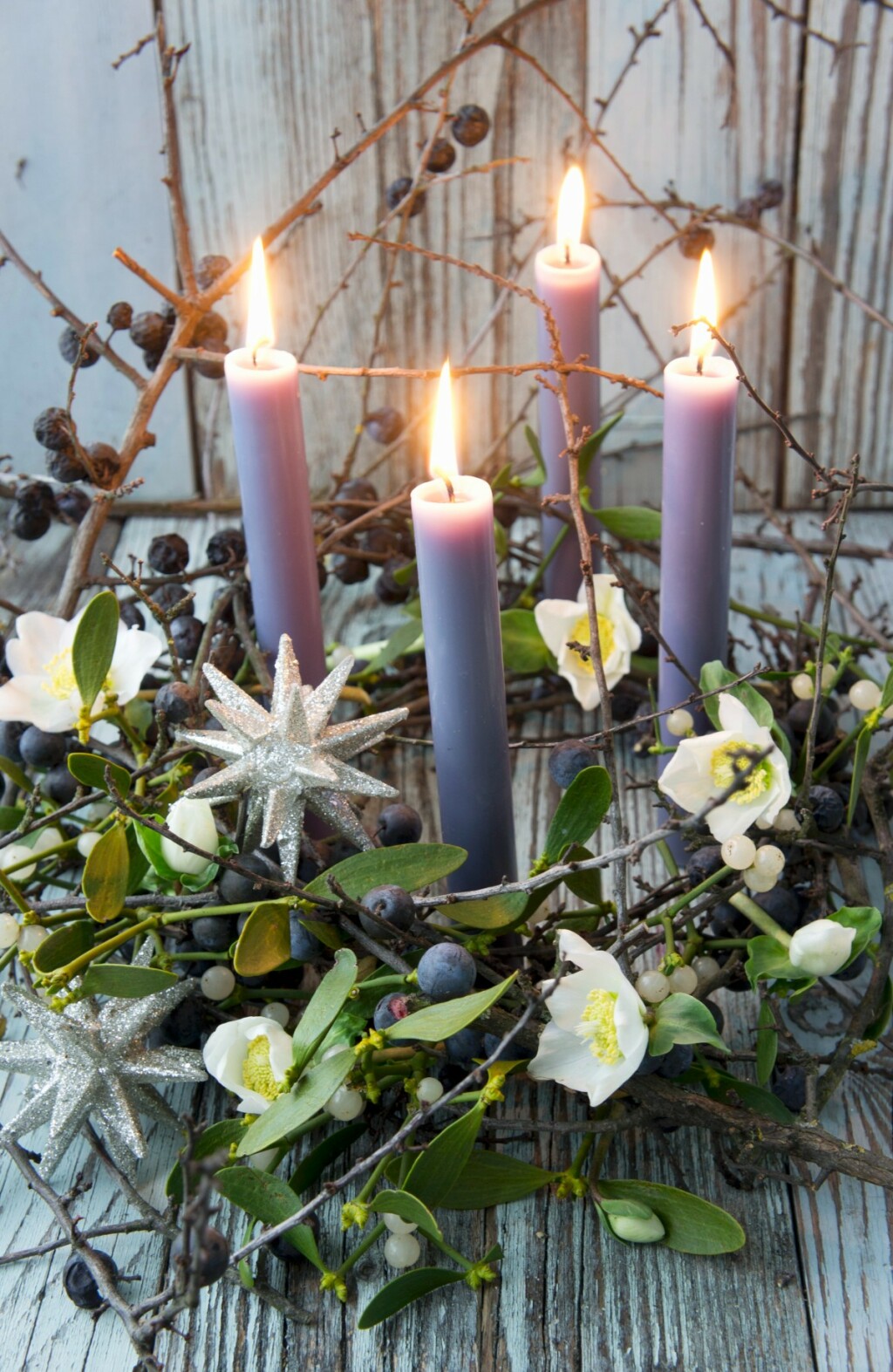 Adventski vijenci ukrašeni cvijećem