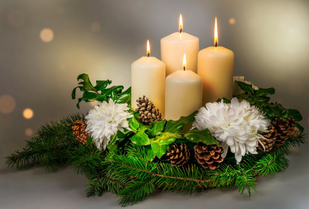 Adventski vijenci ukrašeni cvijećem