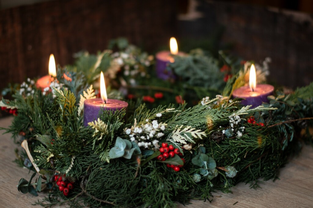 Adventski vijenci ukrašeni cvijećem