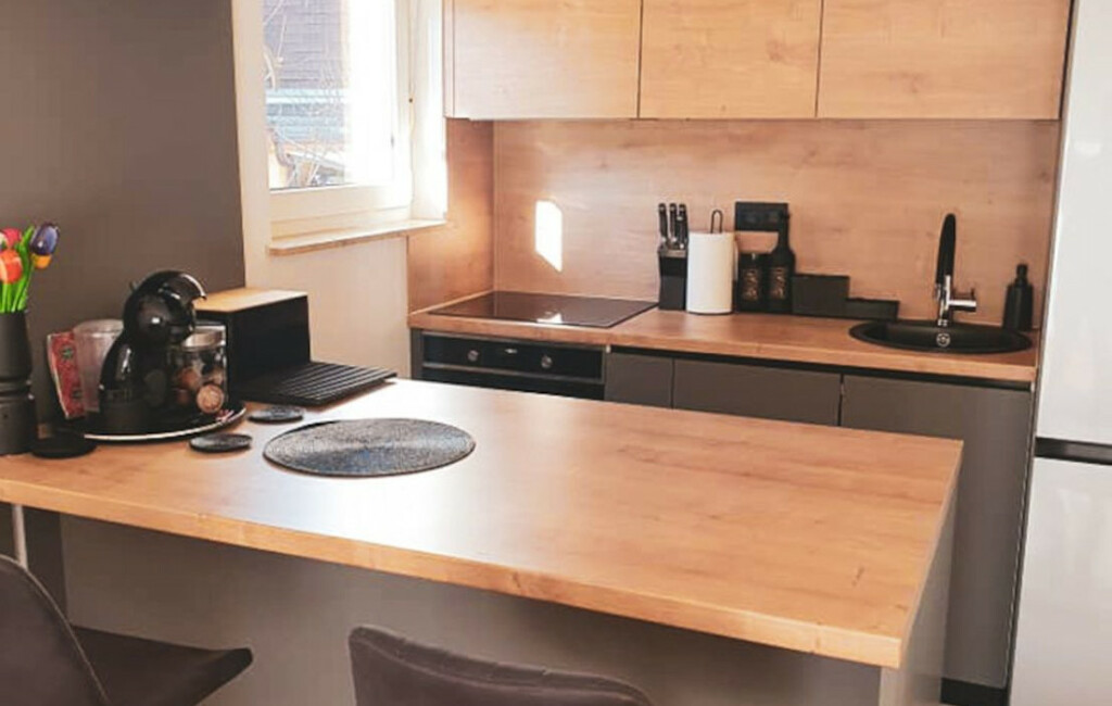 Savršeno uređena mala kuhinja s otokom zagrebačkog stana od 52 kvadrata