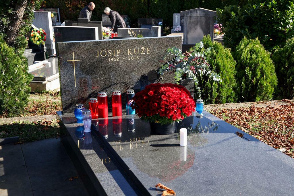 Grob Josipa Kužea