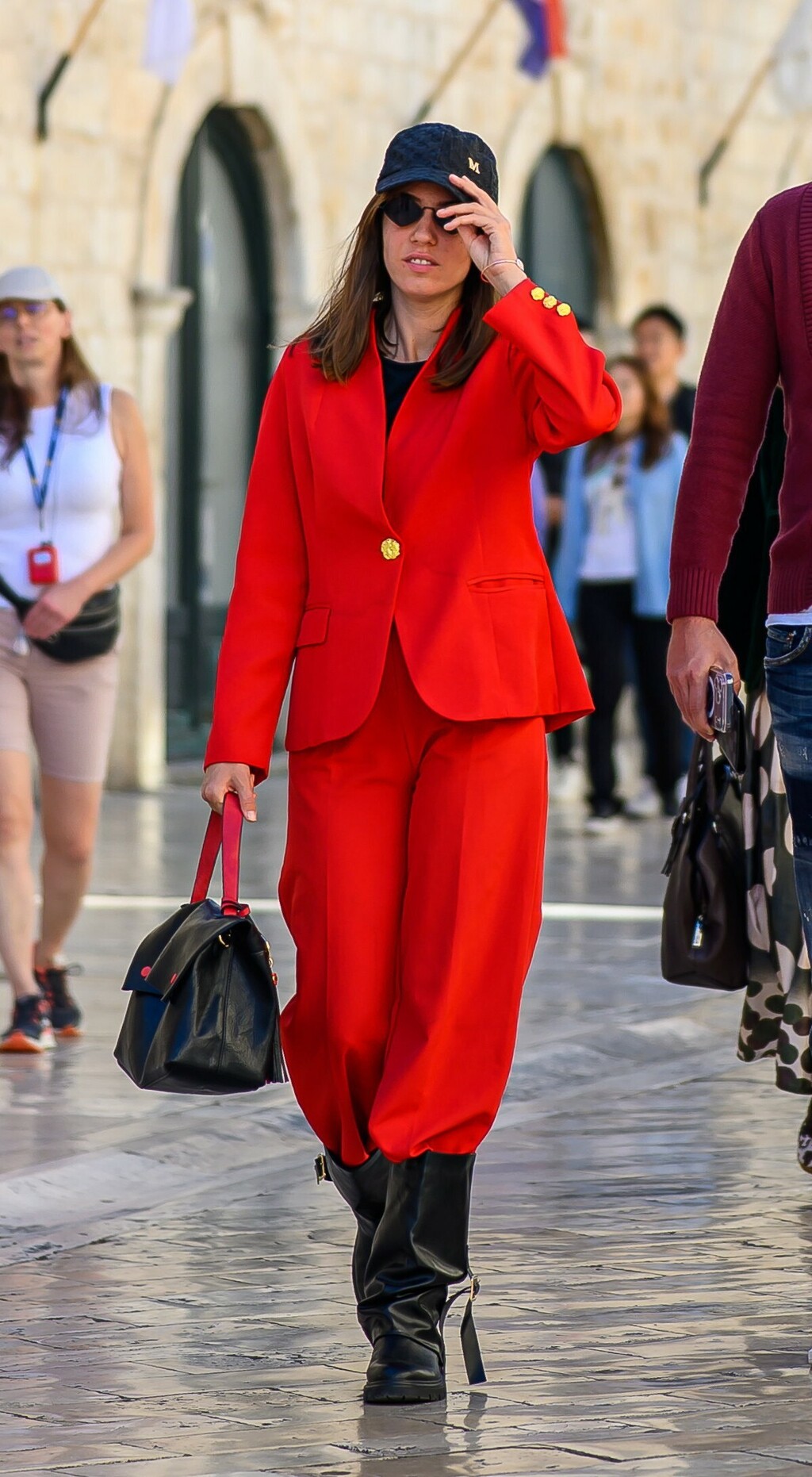 Šetnja Stradunom u crvenom odijelu