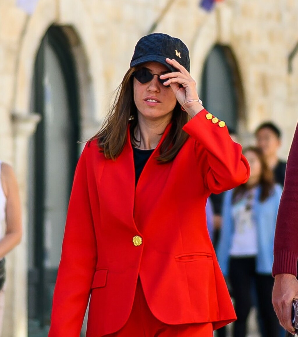 Šetnja Stradunom u crvenom odijelu