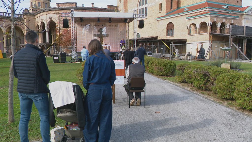 Vjernici na groblju na Dušni dan - 3