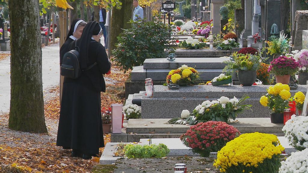 Vjernici na groblju na Dušni dan - 3