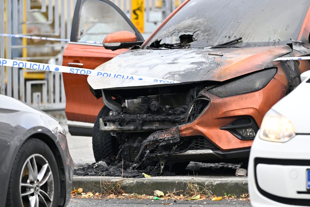 Zapaljena dva auta na Jankomiru