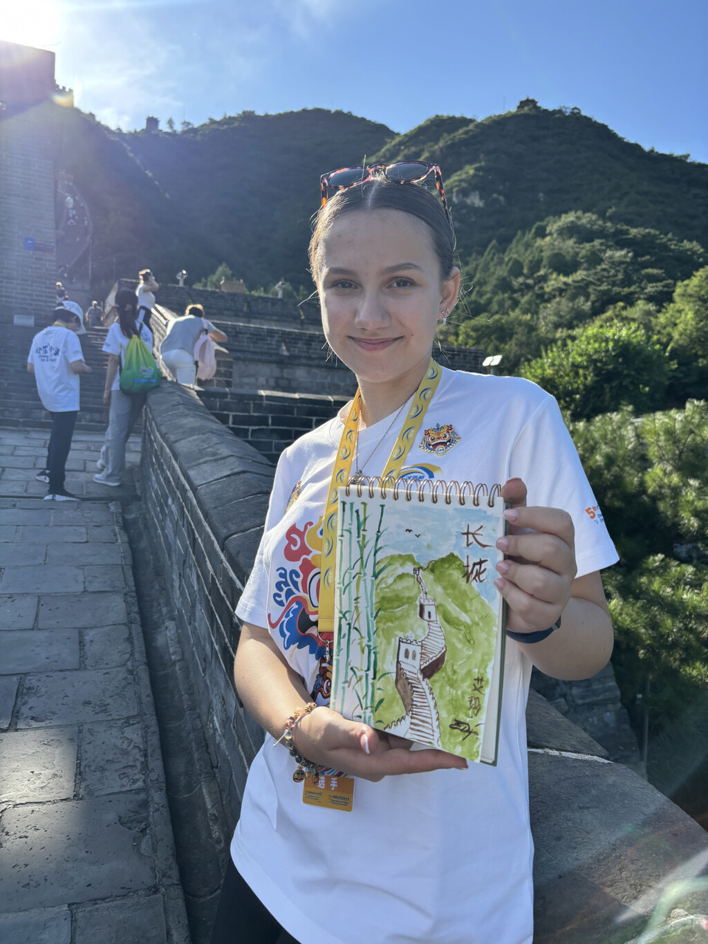 Trinaestogodišnja Ema Dujmović iz Samobora je mlada autorica, likovna umjetnica, spisateljica, humanitarka te autorica stihova i glazbe pjesama koju je pisala za svjetsko prvenstvo u Kini - 1