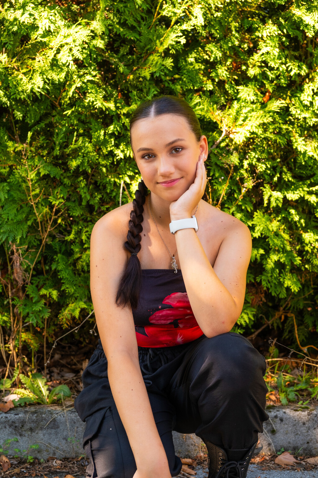 Trinaestogodišnja Ema Dujmović iz Samobora je mlada autorica, likovna umjetnica, spisateljica, humanitarka te autorica stihova i glazbe pjesama koju je pisala za svjetsko prvenstvo u Kini - 3