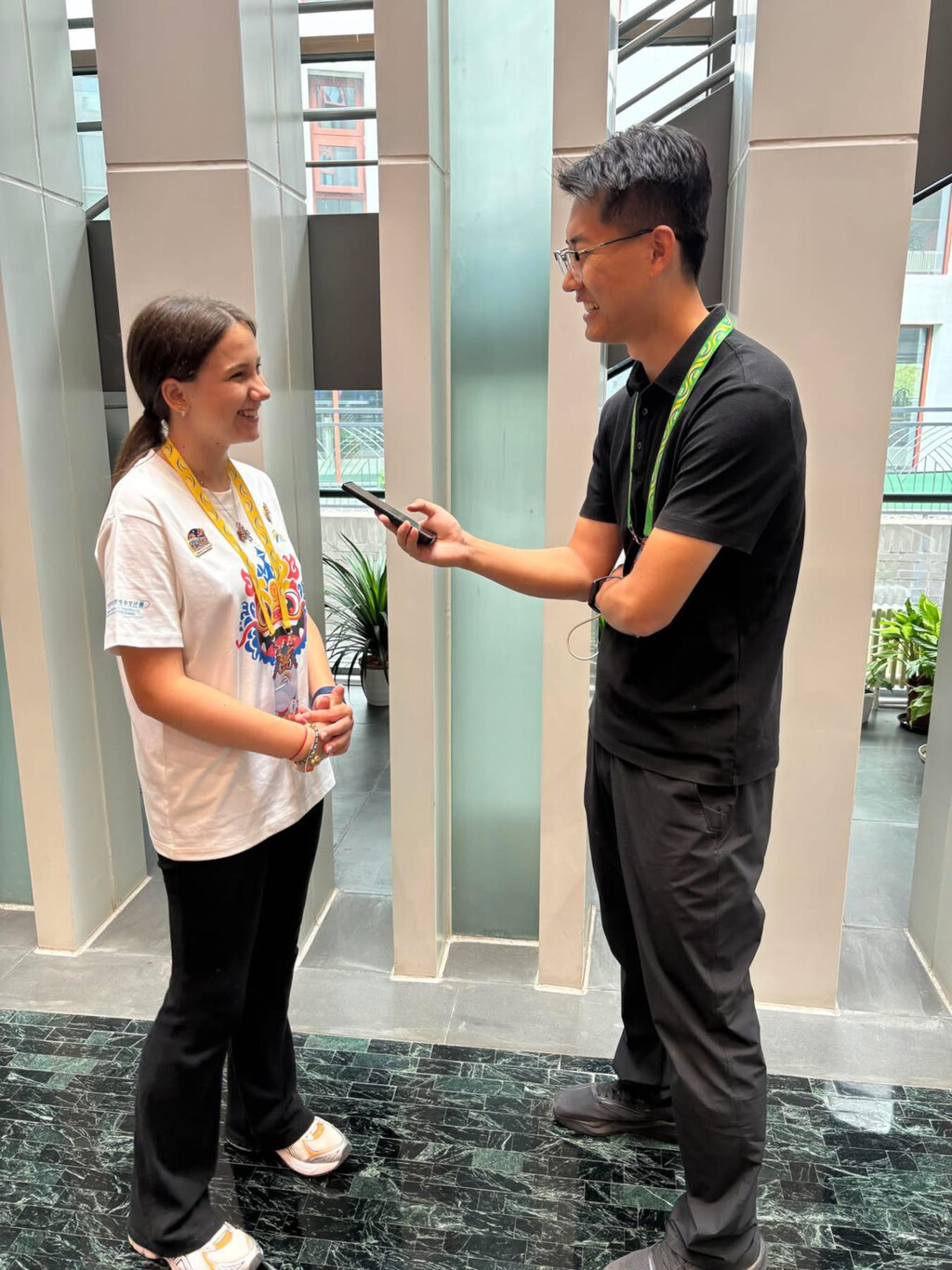 Trinaestogodišnja Ema Dujmović iz Samobora je mlada autorica, likovna umjetnica, spisateljica, humanitarka te autorica stihova i glazbe pjesama koju je pisala za svjetsko prvenstvo u Kini - 7