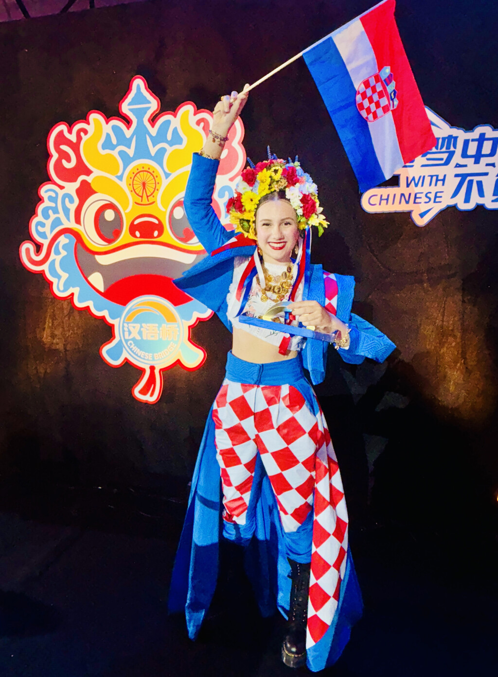 Trinaestogodišnja Ema Dujmović iz Samobora je mlada autorica, likovna umjetnica, spisateljica, humanitarka te autorica stihova i glazbe pjesama koju je pisala za svjetsko prvenstvo u Kini - 8